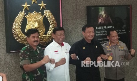 Konferensi pers bersama Menkopolhukam Wiranto, Kapolri Jenderal Polisi Muhammad Tito Karnavian, Panglima TNI Marsekal Hadi Tjahjanto dan Kepala BIN Jenderal Budi Gunawan terkait Penyelenggaraan Pilkada Serentak, Markas Besar Polri, Jakarta, Rabu (27/6).