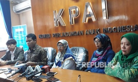 KPAI holds a press conference after meeting with Forum untuk Indonesia representative at KPAI Office, Central Jakarta, on Friday (May 4). 