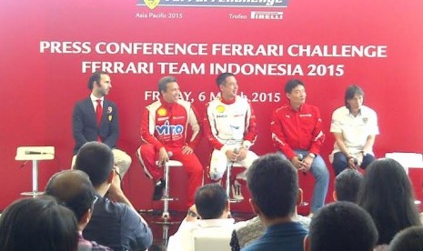 Konferensi pers Ferrari Challenge di showroom Ferrari, Jakarta (6/3).