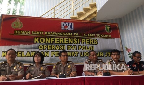 Konferensi pers hasil sidang rekonsiliasi jenazah korban  pesawat jatuh Lion Air nomor penerbangan JT610, di RS Polri Kramat Djati,  Jakarta Timur, Senin (12/11).