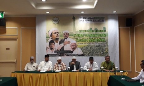 Konferensi Pers Ijtima' Ulama dan Tokoh Nasional Gerakan Nasional Pengawal Fatwa (GNPF) Ulama, di Hotel Menara Peninsula, Slipi, Jakarta Barat, Jumat (27/7),