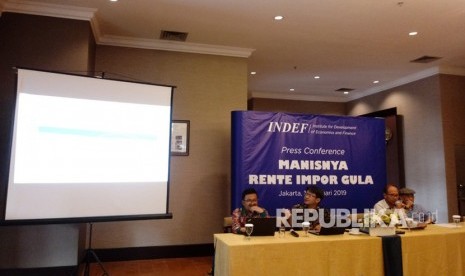 Konferensi pers Institute for Development of Economic and Finance  (Indef) di Jakarta, Senin (14/1). 