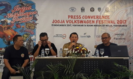 Konferensi pers Jogja Volkswagen Festival (JVWF) 2017 di Hotel Innside, Senin (13/11). Konferensi pers dihadiri (kanan ke kiri) Ketua Panitia JVWF Tjahjo Widjoyono, Kepala Dinas Pariwisata Aris Riyanto,  Ketua Umum Volkswagen Club Yogyakarta (VCY) Sumartoyo. 