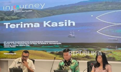 Konferensi pers Kesiapan Garuda Indonesia dan InJourney  jelang Nataru, terkait penurunan harga tiket pesawat dan tarif kebandarudaraan, di Media Center Kementerian BUMN, Jakarta, Jumat (6/12/2024). Narsum: Direktur Utama PT Garuda Indonesia (Persero) Wamildan Tsani Panjaitan (kiri), Direktur Utama PT Aviasi Pariwisata Indonesia/InJourney Maya Watono (kanan). 