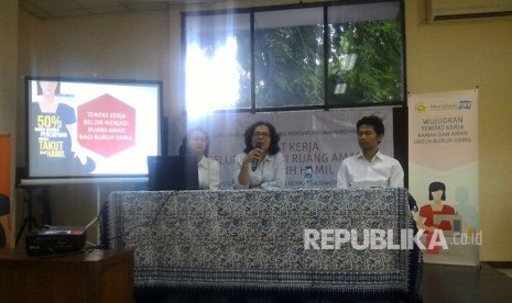 Konferensi pers launching hasil penelitian Perempuan Mahardhika tentang Tempat Kerja (Pabrik) Belum Menjadi Ruang Aman Bagi Buruh Hamil di Gedung LBH, Jakarta (19/12). Riset dilakukan di dalam KBN Cakung, Jakarta Utara. 