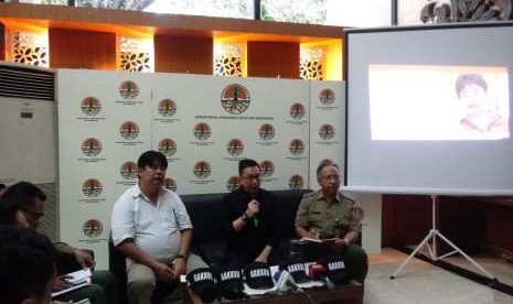 Konferensi pers mengenai kesiapan Kementerian Lingkungan Hidup (LHK) mendampingi dugaan kriminalisasi terhadap Guru Besar Fakultas Kehutanan Institut Pertanian Bogor (IPB) Bambang Hero Saharjo (baju putih) di Jakarta, Senin (8/10). Turut hadir Direktur Jendral Penegakan Hukum Kementerian LHK Rasio Ridho Sani (baju hitam).