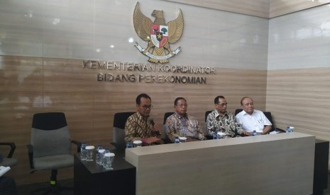 Konferensi pers mengenai penurunan tarif tiket pesawat Low Cost Carrier (LCC) Domestik di Gedung Kemenko Perekonomian, Jakarta, Kamis (20/6). 