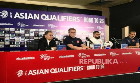 Konferensi pers pelatih Bahrain Dragan Talajic di Stadion Utama Gelora Bung Karno, Senayan, Jakarta, Senin (24/3/2025).