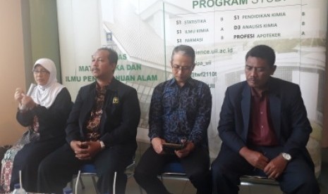 Konferensi pers peluncuran Pusat Studi Artificial Intelligence (AI) dan Pusat Studi Bioinformatics di Auditorium Abdulkahar Mudzakkir Universitas Islam Indonesia (UII), Senin (9/9).