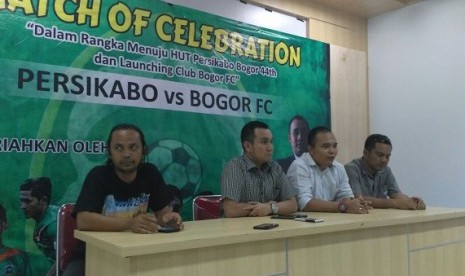 Konferensi pers pembentukan klub sepak bola baru di Kabupaten Bogor, Bogor FC, di Stadion Pakansari, Cibinong, Bogor, Senin (4/12). Bogor FC akan dikenalkan ke masyarakat Kabupaten Bogor pada Ahad (10/12) melalui pertandingan ekshibisi dengan Persikabo.   