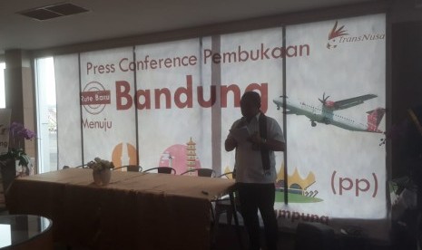 Konferensi pers pembukaan tiga rute baru Maskapai Transnusa di Bandara Husein Sastranegara, Rabu (22/1).