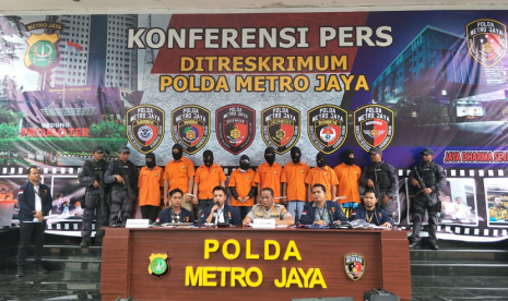 Konferensi pers penangkapan delapan tersangka pembobolan rekening milik wartawan senior Ilham Bintang di Mapolda Metro Jaya, Rabu (5/2). 