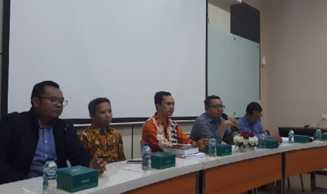 Konferensi pers pengajuan judicial review dari Universitas Islam Indonesia (UII) atas UU KPK ke Mahkamah Konstitusi (MK) di Kampus Pascasarjana UII, Senin (11/11). 