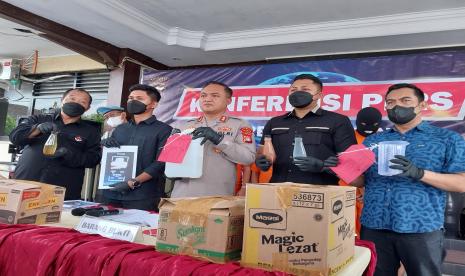 Konferensi pers pengungkapan kasus peredaran miras oplosan di Mapolres Sleman, DIY.