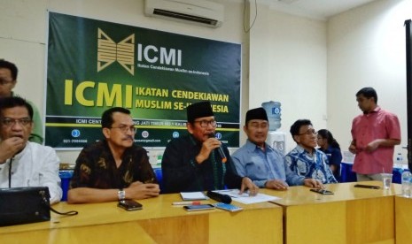 Konferensi pers pernyataan sikap Ikatan Cendikiawan Muslim se-Indonesia (ICMI) usai pemungutan suara pemilihan umum (Pemilu) 2019, di ICMI Center, Pancoran, Jakarta Selatan, Senin (22/4).