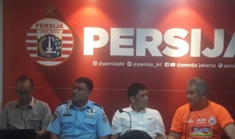 Tokoh the Jakmania, Ferry Indrasjarief (kanan).