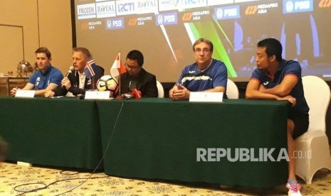 Konferensi pers pertandingan persahabatan Islandia vs Indonesia Selection di Hyatt Regency Hotel, Rabu (10/1).  (kiri-kanan) pemain Islandia Olafur Skulason, pelatih Islandia Heimir Hallgrimson, moderator, pelatih Indonesia Selection Robert Rene Alberts dan pemain Indonesia Selection Hamka Hamzah. 