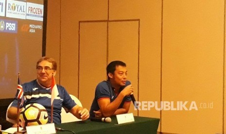 Hamka Hamzah (kanan) bersama Robert Rene Alberts dalam konferensi pers pertandingan persahabatan Islandia vs Indonesia Selection di Hyatt Regency Hotel, Yogyakarta, Rabu (10/1).