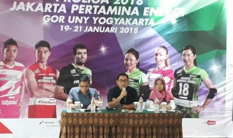 Konferensi pers putaran pertama Proliga 2018 di Hotel Novotel Yogyakarta, Jumat (12/1). Konferensi pers dihadiri GM Pertamina Marketing Operation Region IV Yanuar Budi Hartanto (tengah).