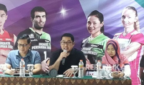 Konferensi pers putaran pertama Proliga 2018 di Hotel Novotel Yogyakarta, Jum'at (12/1).  Konferensi pers dihadiri GM Pertamina Marketing Operation Region IV, Yanuar Budi Hartanto (tengah). 