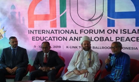 Konferensi pers seminar Internasional yang bertema “International Forum On Islam, Education, and Global Peace” di Jakarta, Selasa (9/4).