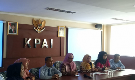 Konferensi pers terkait informasi mengenai perundungan (bullying) terhadap anak bungsu Nunung di kantor KPAI, Jakarta Pusat, Selasa (23/7). Dalam konferensi itu hadir pihak sekolah, yakni kepala sekolah Syamsuddin (ketiga dari kiri) dan pihak KPAI. 