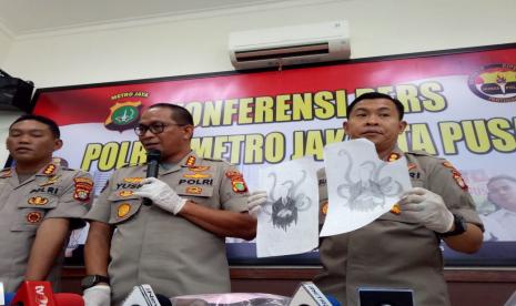 Konferensi pers terkait kasus pembunuhan bocah lima tahun yang dilakukan oleh seorang remaja. Psikiater tak sepakat jika anak pelaku krimintalitas sadis disebut sebagai psikopat.