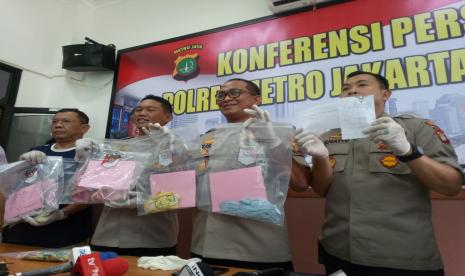 Konferensi pers terkait kasus pembunuhan bocah lima tahun yang dilakukan oleh seorang remaja. Dalam konferensi pers di Mapolres Jakarta Pusat, Sabtu (7/3) itu polisi menunjukan sejumlah barang bukti berupa gambar dan tulisan curahan hati dari tersangka. 