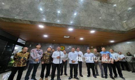 Konferensi Pers terkait kondisi persusuan di dalam negeri di Kantor Kementerian Pertanian (Kementan), Jakarta, Senin (11/11/2024). Turut hadir Menteri Pertanian (Mentan), Andi Amran Sulaiman, Wamentan Sudaryono, Menteri Sekretaris Negara Prasetyo Hari besera sejumlah stakeholder terkait. 