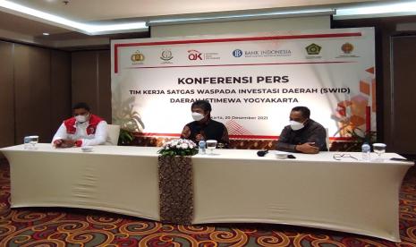 Konferensi pers Tim Kerja Satgas Waspada Investasi Daerah (SWID) Daerah Istimewa Yogyakarta  di Ruang Gatotkaca, The Alana Yogyakarta Hotel & Convention Center, Senin (20/12).