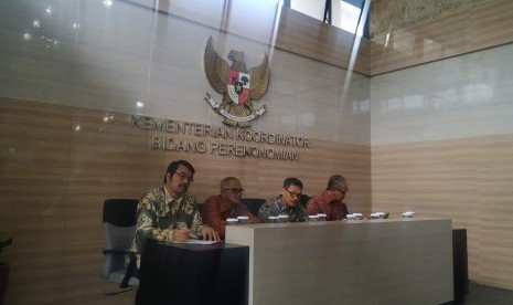 Konferensi pers Tim Pengendali Inflasi Pusat (TPIP) di Gedung Kementerian Koordinator Bidang Perekonomian, Jakarta, Kamis (13/2). 