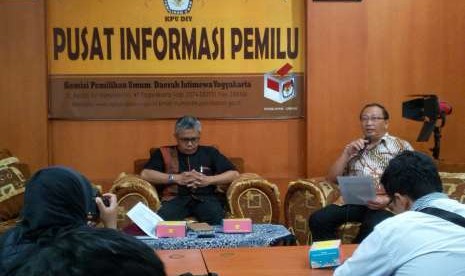  Konferensi pers tindak lanjut atas putusan Bawaslu DIY soal mediasi dan ajudikasi penyelesaian sengketa proses pemilu di tahap pencalonan DPRD DIY di KPU DIY, Selasa (4/9).