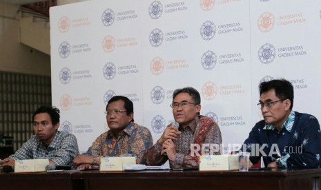  Konferensi pers Universitas Gadjah Mada (UGM) soal batalnya  seminar kebangsaan yang semula dijadwalkan berlangsung di Fakultas  Peternakan, di Balairung UGM, Senin (15/10). 