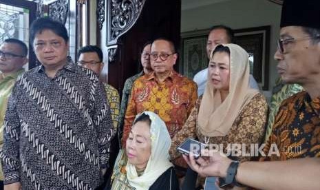 Konferensi pers usai pertemuan yang dilakukan oleh Ketua Umum DPP Partai Golkar, Airlangga Hartarto dengan Sinta Nuriyah Wahid, Kamis (9/8) siang. Pertemuan tersebut berlangsung di kediaman Sinta Nuriyah Wahid.