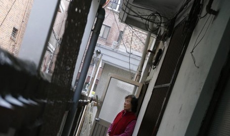    Kong Kyung-soon (73 tahun) berdiri di apartemen kecilnya.  (Reuters/Lee Jae-Won)