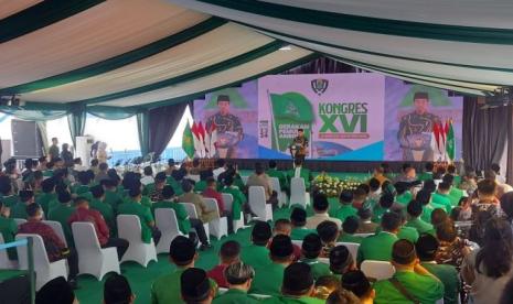  Presiden Joko Widodo saat menyampaikan sambutan dalam agenda Kongres XVI Gerakan Pemuda (GP) Ansor di Terminal Penumpang Kapal Pelni, Tanjung Priok, Jakarta Utara, Jumat (2/2/2024)