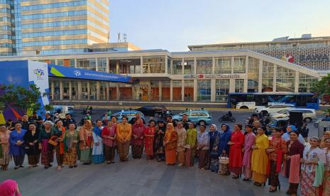 Kongres Wanita Indonesia (Kowani) bekerja sama dengan Persatuan Insan Kolintang (PINKAN) Indonesia dan komunitas kebaya menyelenggarakan peragaan busana berkebaya yang diikuti perempuan dari lintas generasi.  Peragaan busana yang diiringi dengan penampilan kolintang tersebut diselenggarakan di Anjungan Sarinah, Jakarta, pada Rabu (26/6/2024).