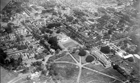 Koningsplein (Lapangan Raja) kini menjadi Lapangan Monas (Monumen Nasional) menjadi tempat pertama kali sholat id berjamaah di lapangan terbuka digelar di Batavia.