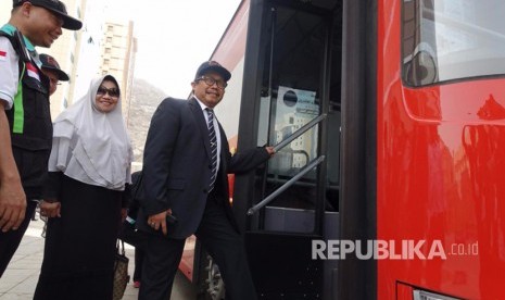 Konjen RI KJRI Jeddah melakukan simulasi transportasi bus shalawat selama di Makkah. Usia bus paling tua keluaran 2009 dengan kapasitas 73 orang melayani rute-rute menuju Masjid al-Haram.