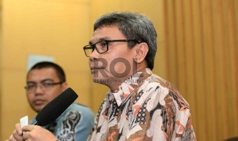 Konpres OTT. Plt Pimpinan KPK Johan Budi memberikan konferensi pers kepada wartawan di Gedung KPK, Jakarta, Jumat (10/4).