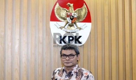 Konpres OTT. Plt Pimpinan KPK Johan Budi memberikan konferensi pers kepada wartawan di Gedung KPK, Jakarta, Jumat (10/4).