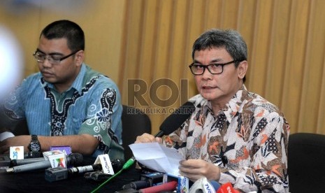 Konpres OTT. Plt Pimpinan KPK Johan Budi memberikan konferensi pers kepada wartawan di Gedung KPK, Jakarta, Jumat (10/4).