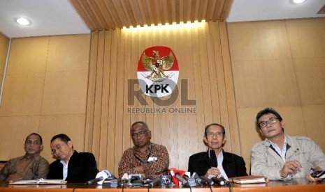 Konpres Pimpinan KPK. (dari kiri) Plt Pimpinan KPK Indriyanto Seno Adjii, Pimpinan KPK Adnan Pandu Praja, Plt Pimpinan KPK Taufiqurrahman Ruki, Pimpinan KPK Zulkarnain, dan Plt Pimpinan KPK Johan Budi saat konferensi pers di KPK, Jakarta, Rabu (25/2). 