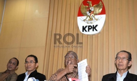 Konpres Pimpinan KPK. (dari kiri) Plt Pimpinan KPK Indriyanto Seno Adjii, Pimpinan KPK Adnan Pandu Praja, Plt Pimpinan KPK Taufiqurrahman Ruki, Pimpinan KPK Zulkarnain, dan Plt Pimpinan KPK Johan Budi saat konferensi pers di KPK, Jakarta, Rabu (25/2). 