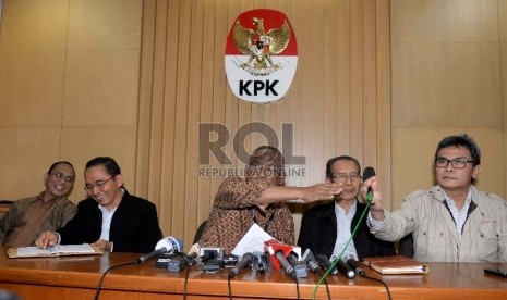 Konpres Pimpinan KPK. (dari kiri) Plt Pimpinan KPK Indriyanto Seno Adjii, Pimpinan KPK Adnan Pandu Praja, Plt Pimpinan KPK Taufiqurrahman Ruki, Pimpinan KPK Zulkarnain, dan Plt Pimpinan KPK Johan Budi saat konferensi pers di KPK, Jakarta, Rabu (25/2). 