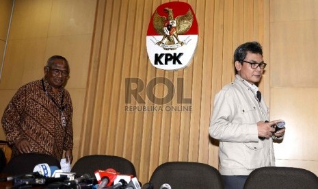 Konpres Pimpinan KPK. (dari kiri) Plt Pimpinan KPK Taufiqurrahman Ruki dan Plt Pimpinan KPK Johan Budi saat konferensi pers di KPK, Jakarta, Rabu (25/2). 