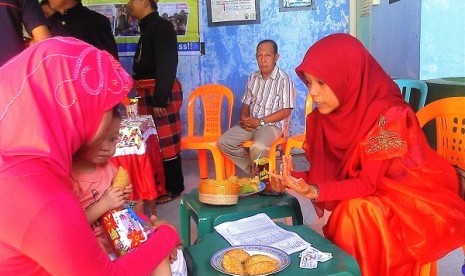 Konselor Gizi PKPU menjelaskan Asupan Gizi yang baik kepada Ibu peserta program Prosmiling di kampung kajenjeng Kel. Tamangapa manggala, 21 April 2013