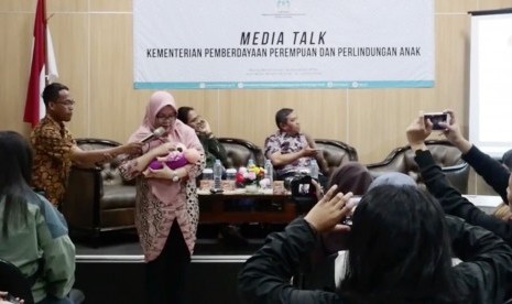 Konselor Laktasi, Ameetha Drupadi sedang memeragakan cara memberi ASI pada bayi