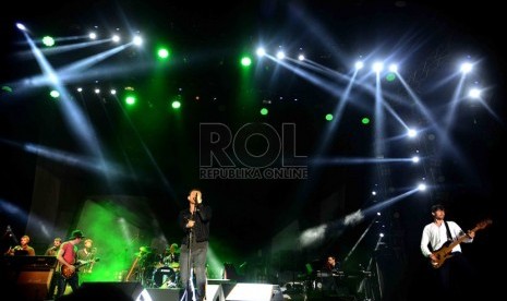 Konser Blur di Lapangan D Senayan, Jakarta, Rabu (15/5). (Republika/Agung Supriyanto)