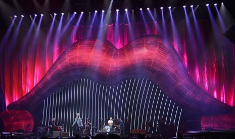   Konser grup musik legendaris Rolling Stones di London,Ahad (25/11).  (Reuters/Toby Melville)